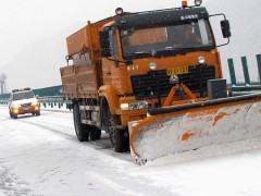 公路和城市道路的冰雪清除的大型机械装置除冰清雪机扫雪机