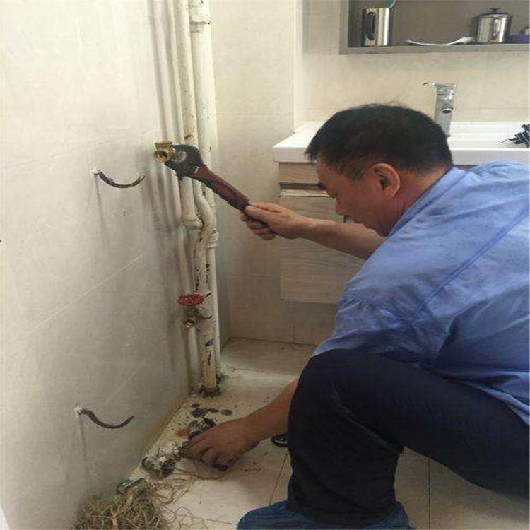 长春修理暖气片 更换地热分水器 更换阀门