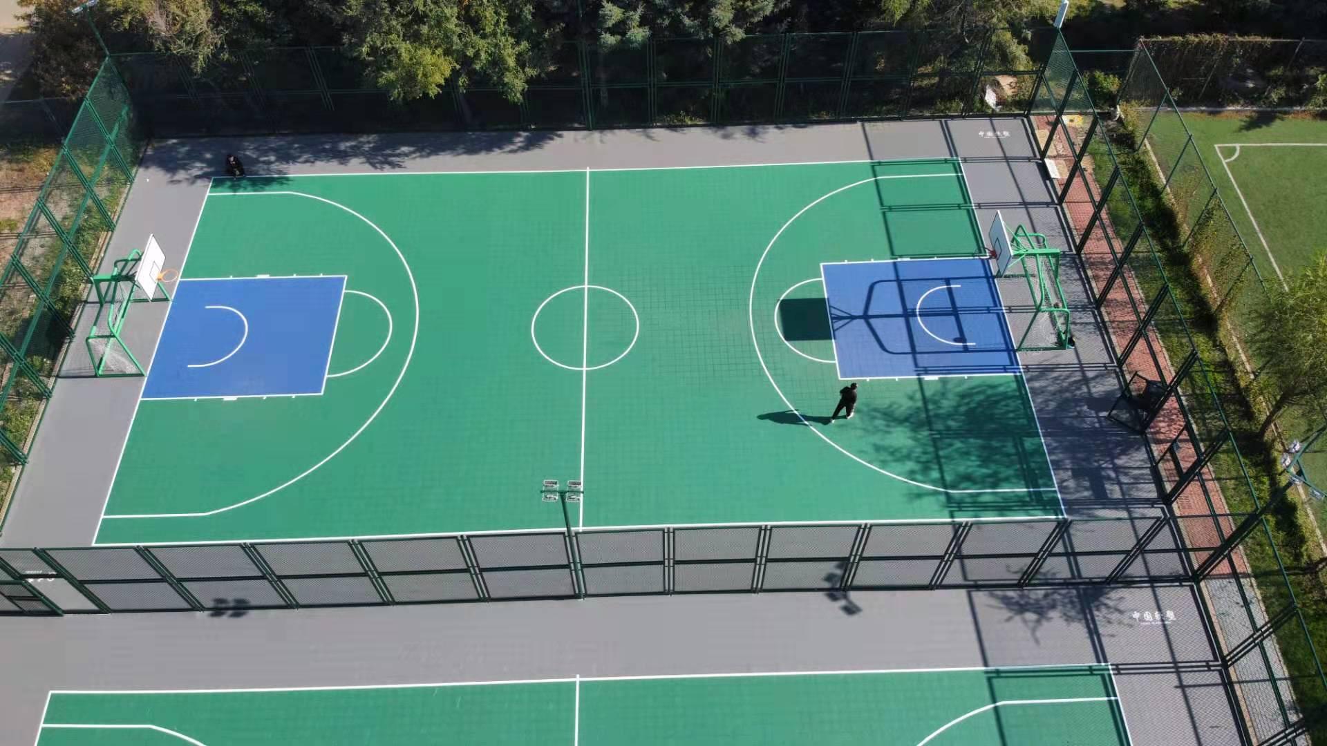 多功能运动场、篮球场围网、篮球场灯光、篮球场音响、篮球场内打羽毛球、品牌篮球架、悬浮地板、拼装地板