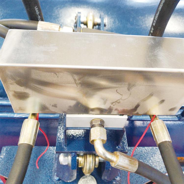 汽车滚刷扫雪机